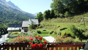 A house with a sloped roof and solar panels, surrounded by lush greenery and mountains. - 2nd floor, balcony, ski locker, 92m², Valloire (Valloire)