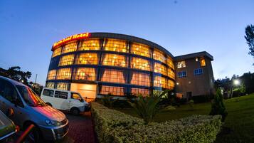 Vista frontal de la propiedad