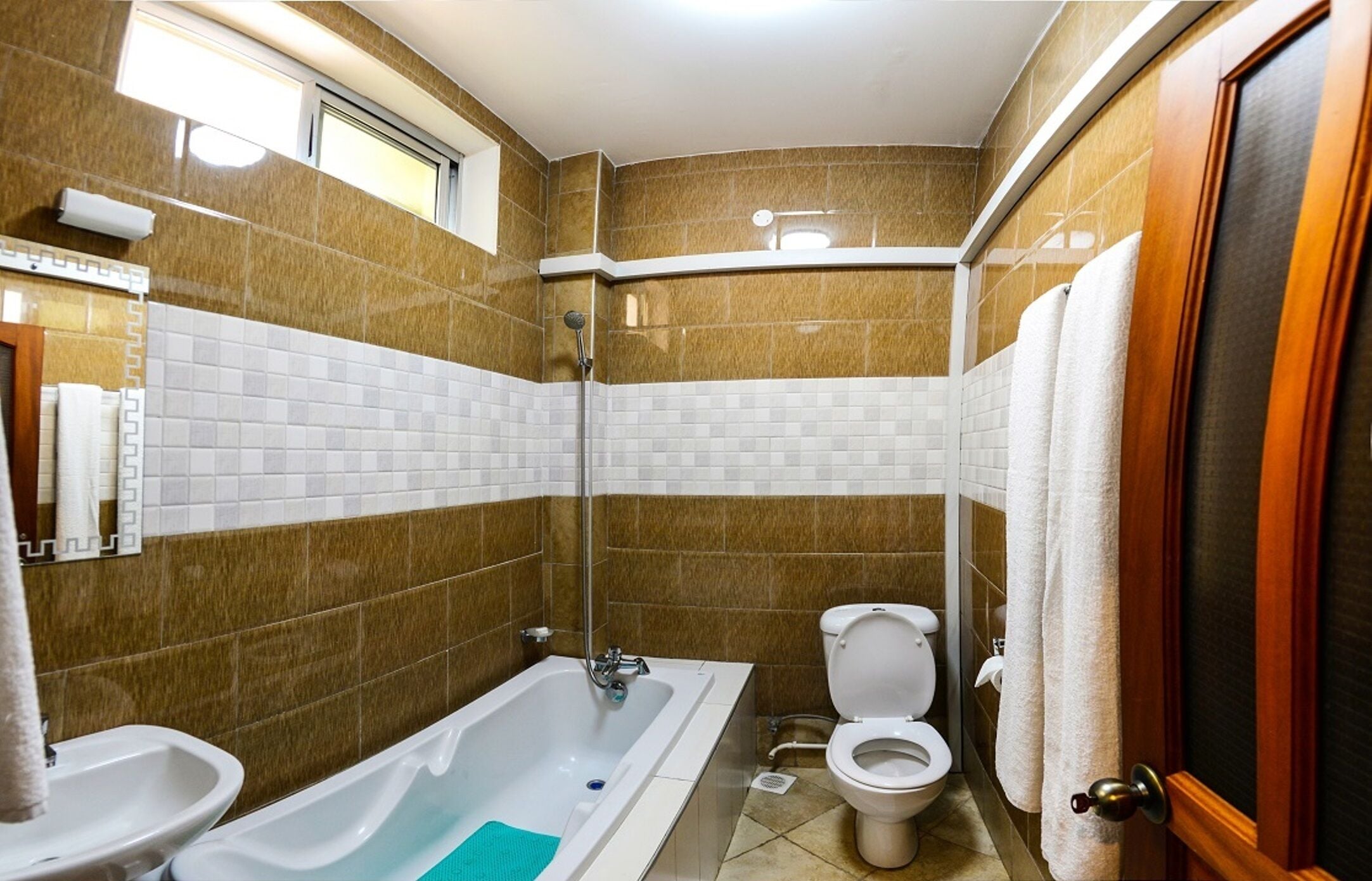 Amenidades de baño gratuitas, toallas, jabón, papel de baño 