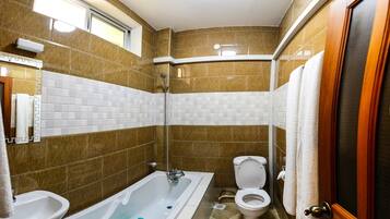 Amenidades de baño gratuitas, toallas, jabón, papel de baño