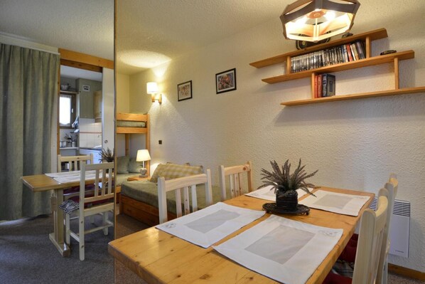 Dining - Ski-in/ski-out & foot of the slopes, Ground floor, view ski slopes, tv, ski locker, 28m², La Plagne (La Plagne)
