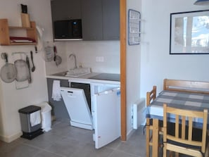 Coffee/tea maker, fridge, oven, dishwasher