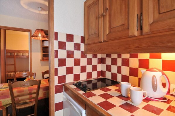 Fridge, dishwasher