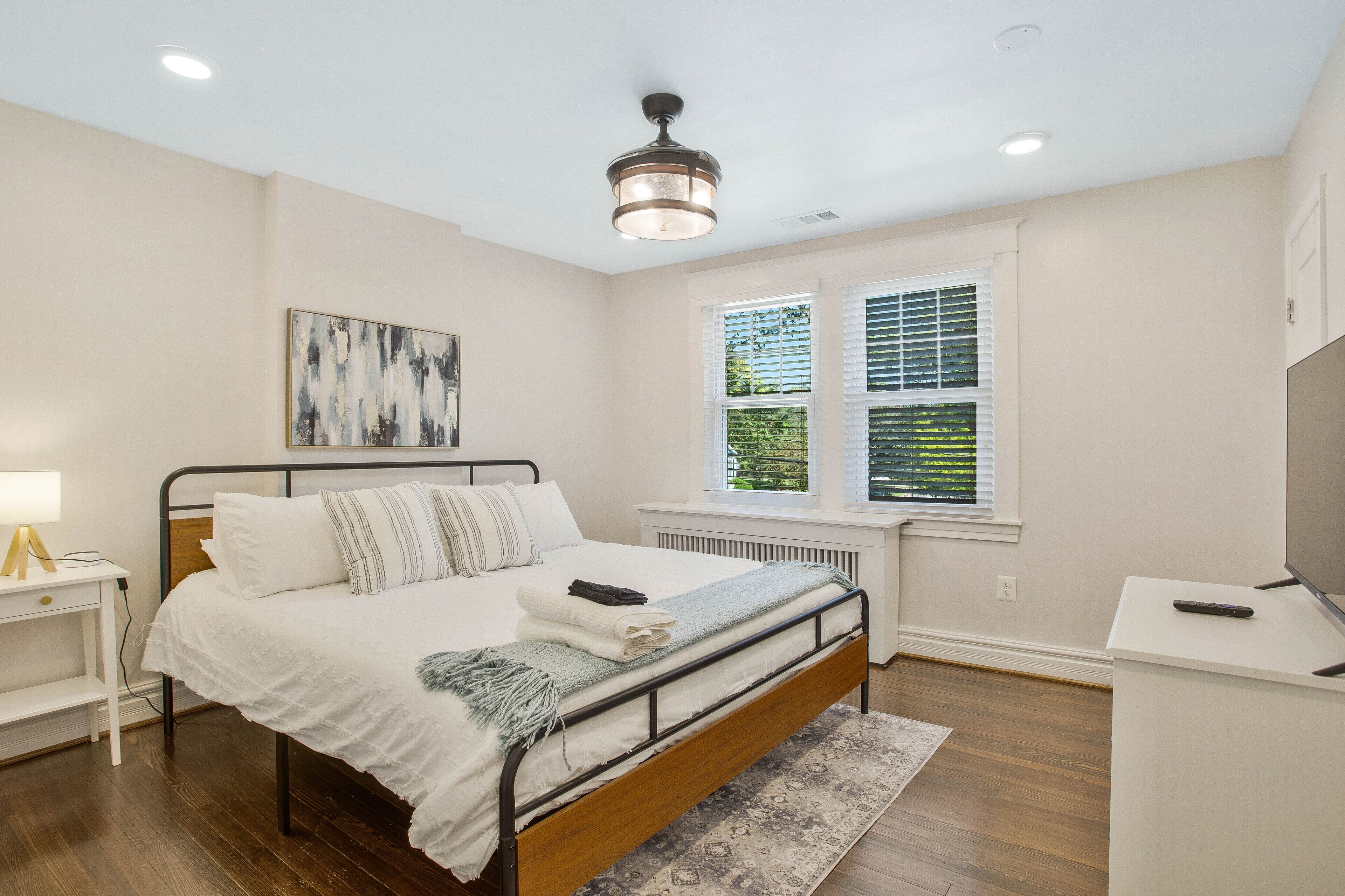 4 bedrooms, desk, iron/ironing board, travel crib