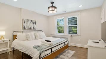 4 bedrooms, desk, iron/ironing board, travel crib