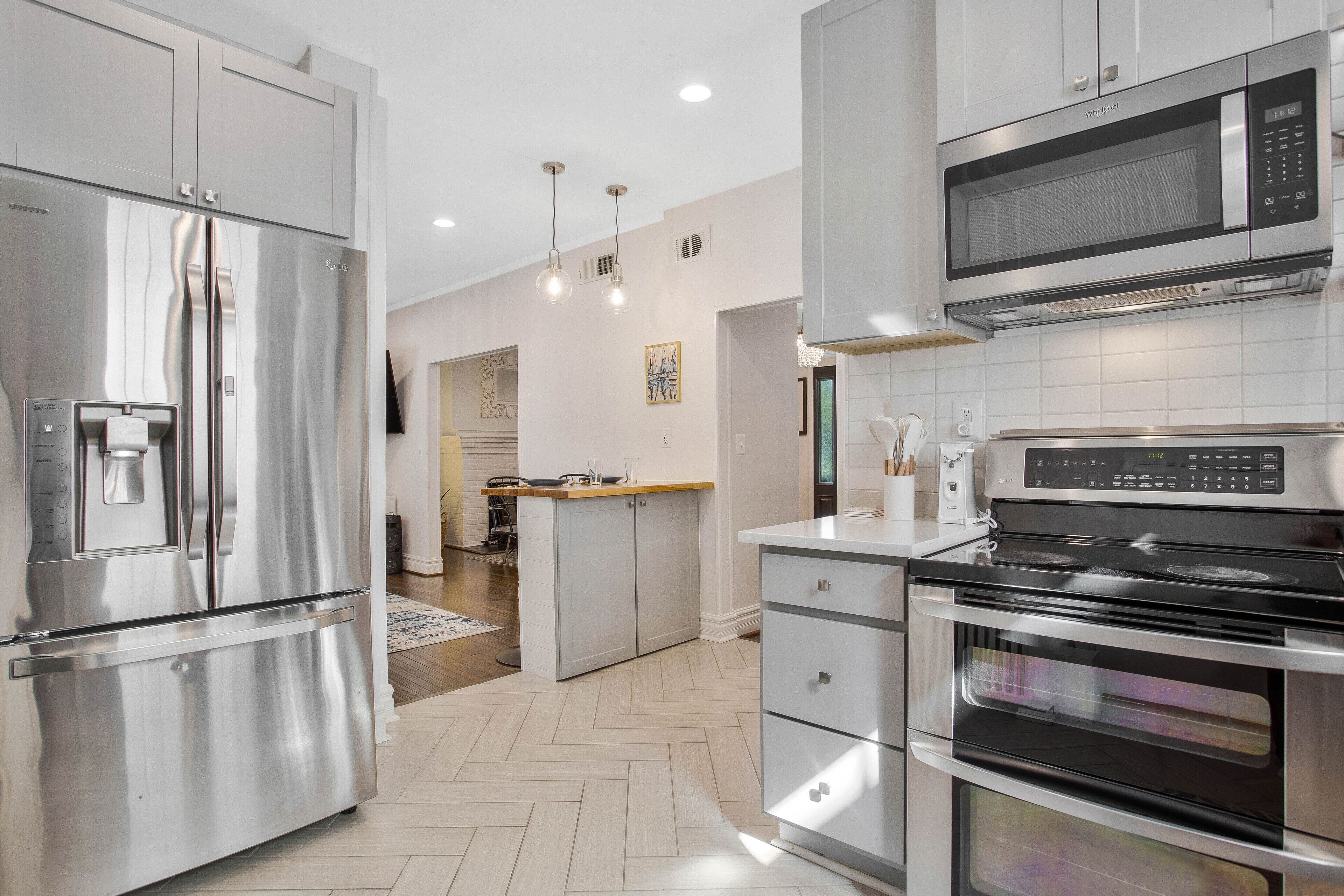 Kjøleskap, mikrobølgeovn, ovn og kokeplater