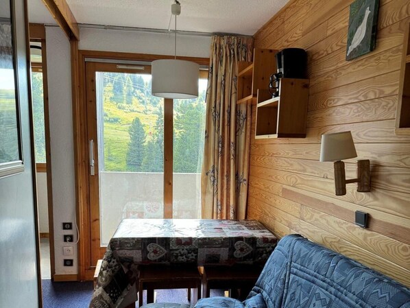 Interior - Ski-in/ski-out & foot of the slopes, 2nd floor, view ski slopes, balcony, tv, 22m², La Plagne (La Plagne)