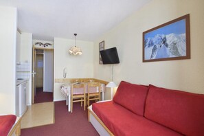 Living area - 20m from ski slopes, 4th floor, view ski slopes, balcony, tv, 23m², La Plagne (La Plagne)