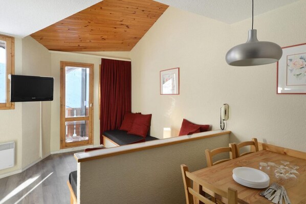 Dining - 20m from ski slopes, 6th floor, view ski slopes, balcony, tv, 32m², La Plagne (La Plagne)