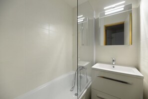 Bathtub - 20m from ski slopes, 6th floor, view ski slopes, balcony, tv, 32m², La Plagne (La Plagne)