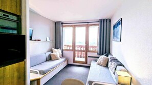 Living area - Ski-in/ski-out & foot of the slopes, 5th floor, view ski slopes/ski slopes, balcony, tv, ski locker (La Plagne)