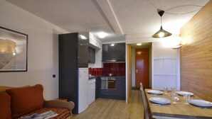A compact living space with a kitchenette, a dining area, and a sofa. - 100m from ski slopes, 3rd floor, view ski slopes, balcony, tv, 51m², La Plagne (La Plagne)