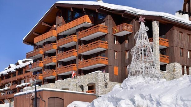A multi-story wooden building with balconies and a snow-covered roof. - 100m from ski slopes, 3rd floor, view ski slopes, balcony, tv, 51m², La Plagne (La Plagne)