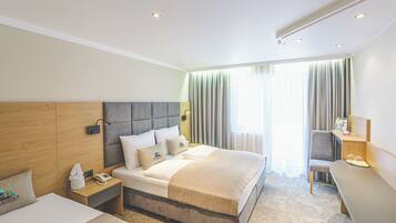 Eenvoudige tweepersoonskamer | Een kluis op de kamer, gratis wifi, beddengoed