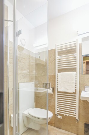 Douche, serviettes fournies