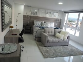 总统客房 | 高档床上用品、羽绒被、特色家居、办公桌