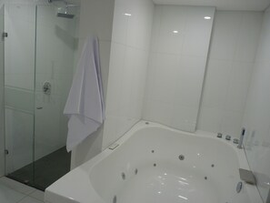 Quarto presidencial | Banheiro | Chuveiro, chuveiro com efeito de chuva