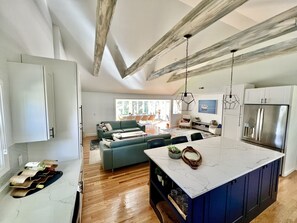 Smart-tv, bordtennisbord, bøger, printere