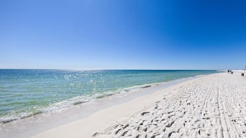 På stranden og solsenger