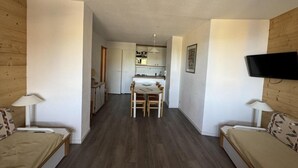 A compact living space with a kitchenette, a dining area, and a TV mounted on the wall. - Ski-in/ski-out & foot of the slopes, 2nd floor, view ski slopes, balcony, tv, 35m², La Plagne (La Plagne)