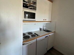 Fridge, oven, dishwasher