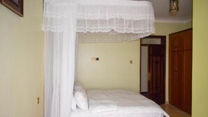 Double Room | Premium bedding, memory foam beds, desk, laptop workspace - Solo Hites Hotel (Kyotera)