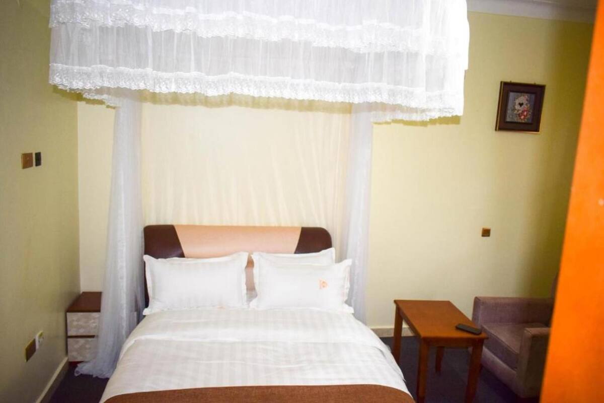 Einzelzimmer | Hochwertige Bettwaren, Betten mit Memory-Foam-Matratzen, Schreibtisch