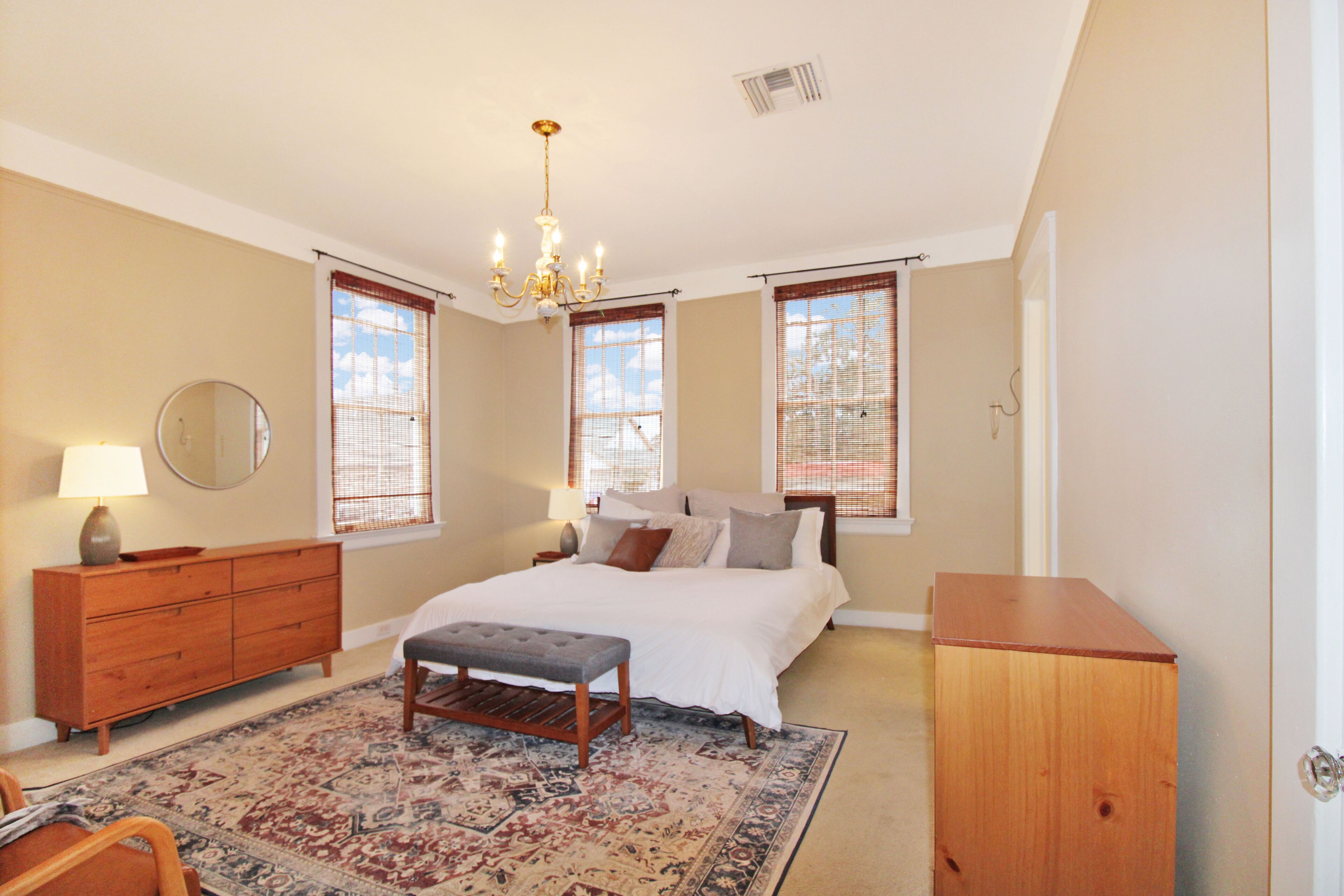 6 beds! 3 BR HOUSE NEAR CITY PARK AND STREETCAR