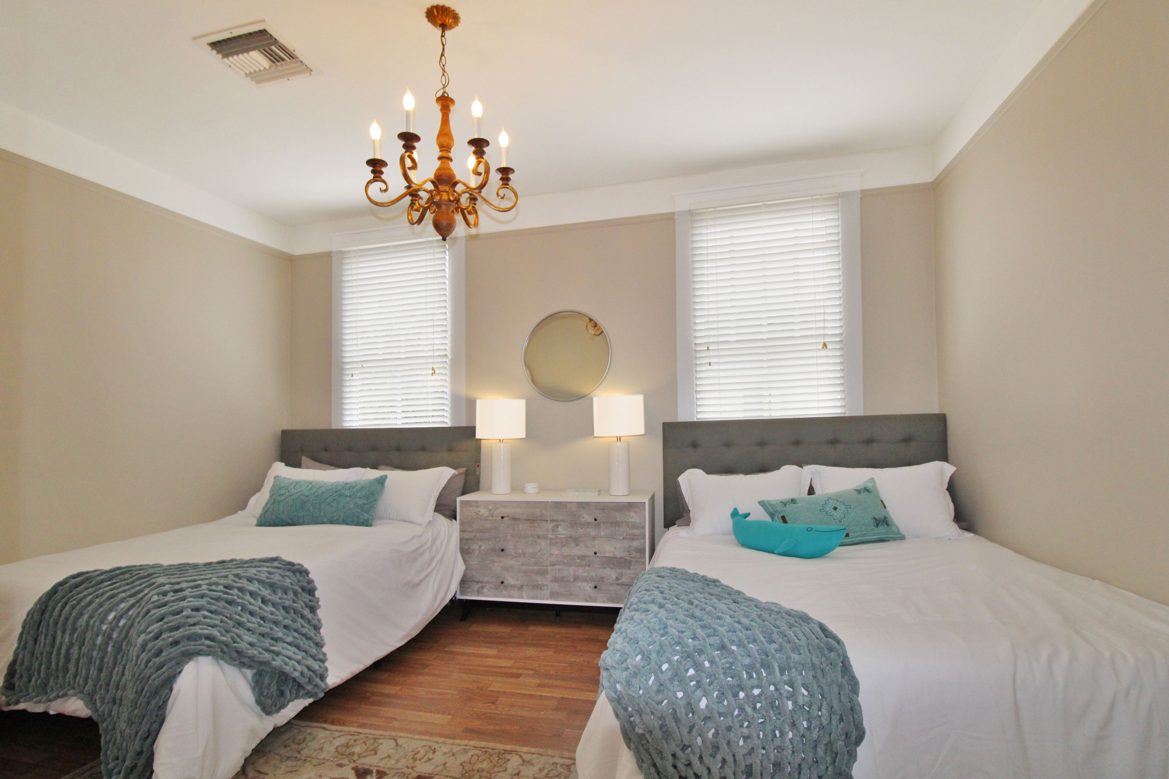 6 beds! 3 BR HOUSE NEAR CITY PARK AND STREETCAR