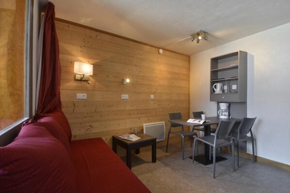 Interior - 100m from ski slopes, 3rd floor, view ski slopes/ski slopes, swimming pool, balcony, tv, ski locker (La Plagne)