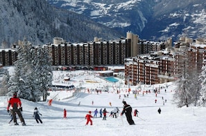 Snow and ski sports - 100m from ski slopes, 3rd floor, view ski slopes/ski slopes, swimming pool, balcony, tv, ski locker (La Plagne)