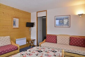 1 bedroom - 100m from ski slopes, 9th floor, view ski slopes, swimming pool, balcony, tv, ski locker, 35m² (La Plagne)