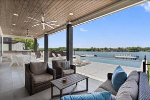 Terrace/patio - Waterhouse at Lake LBJ Residence II, 6 King Bedrooms| Pool, Spa, Boat & PWC Lift, Slide (Kingsland)