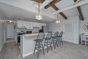 雪櫃、微波爐、焗爐、爐具