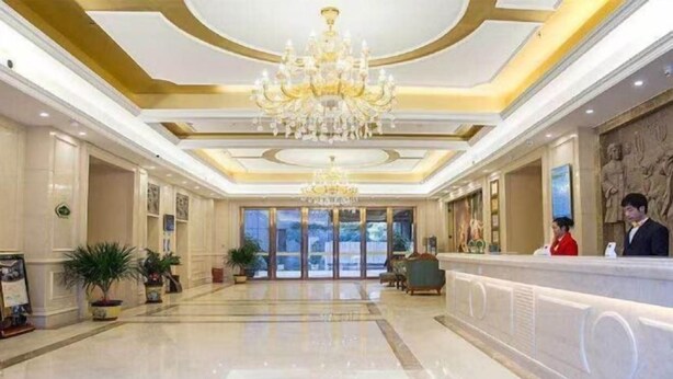 A spacious lobby with a grand chandelier, a reception desk, and a view through the glass doors. - Vienna Hotel (Nanning People's Park Minzhu Rd) (Nanning)