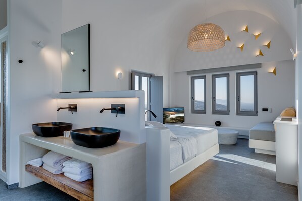Deluxe Suite with Outdoor Hot Tub & Sea view | 1 soverom, minibar, safe på rommet og individuelt dekorert