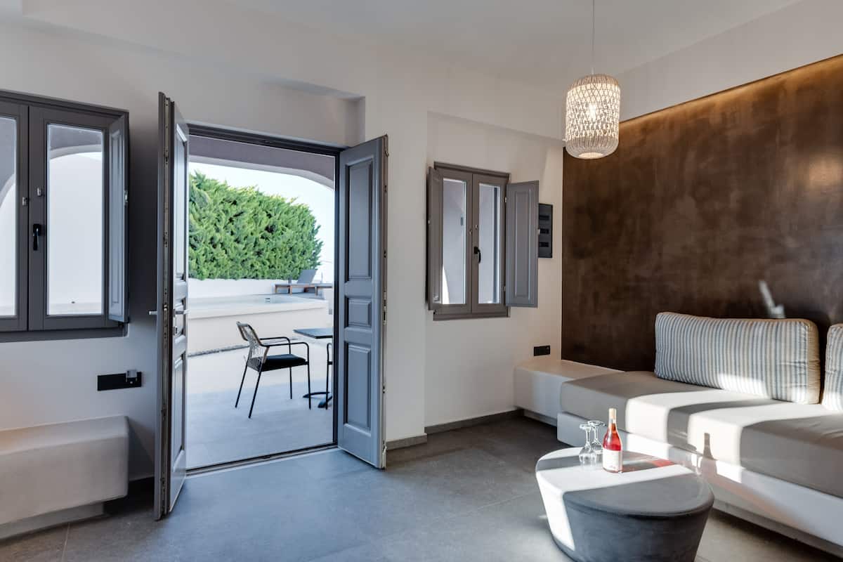 Elite Suite, Pool View | 1 bedroom, minibar, in-room safe, individually decorated