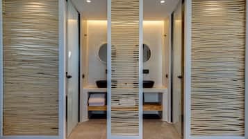 Superior Suite with Outdoor Hot Tub & Village view | 浴室 | 淋浴设施、大花洒淋浴喷头、免费洗浴用品、吹风机