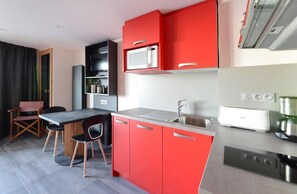 Kjøleskap, mikrobølgeovn, ovn og oppvaskmaskin