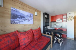 Interior - 100m from ski slopes, 2nd floor, view ski slopes, balcony, tv, ski locker, 32m² (Bellentre)