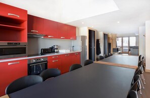 Kühlschrank, Mikrowelle, Ofen, Geschirrspüler