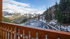 A mountain view from a balcony with a wooden railing. - 70m from ski slopes, 4th floor, view mountain, balcony, parking, tv, ski locker, 20m², Valfréjus (Valfréjus)