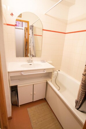 Shower - 20m from resort center, 1st floor, view mountain, balcony, parking, tv, ski locker, 19m², Valfréjus (Valfréjus)