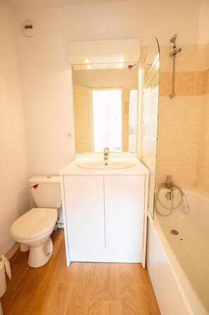Bathtub - 200m from resort center, 1st floor, view mountain, balcony, parking, tv, ski locker, 49m², Valfréjus (Valfréjus)