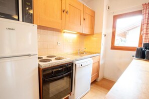 Een koelkast, een oven, een vaatwasser, een koffiezetapparaat/waterkoker