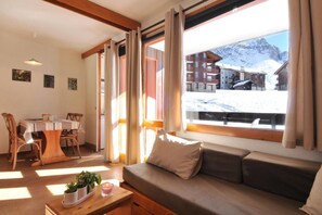 Living area - Ski-in/ski-out & foot of the slopes, 1st floor, view ski slopes, balcony, tv, ski locker, 28m² (La Plagne)