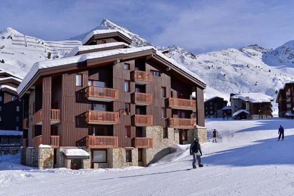 Exterior - Ski-in/ski-out & foot of the slopes, 1st floor, view ski slopes, balcony, tv, ski locker, 28m² (La Plagne)