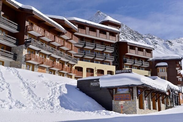 Exterior - Ski-in/ski-out & foot of the slopes, 1st floor, view ski slopes/ski slopes, balcony, tv, ski locker (La Plagne)