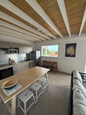 Jääkaappi, mikroaaltouuni, uuni, liesi