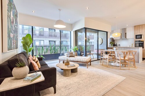 ✶ Maras Residence ✶ LUXURY Rooftop Pool & Grill